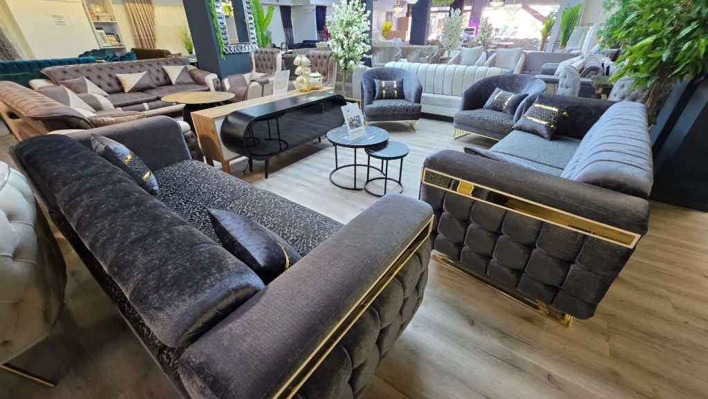 Große Auswahl moderner Sofas und Sessel in der Ausstellung von Aloos Möbel in Aschaffenburg